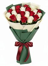 Букет Микс из красных и белых роз в Глазынино