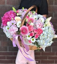 Композиция солнечный день в Глазынино Цветочная композиция из Розы, Хризантемы, Пионы и Лизиантусы в корзине в Глазынино
