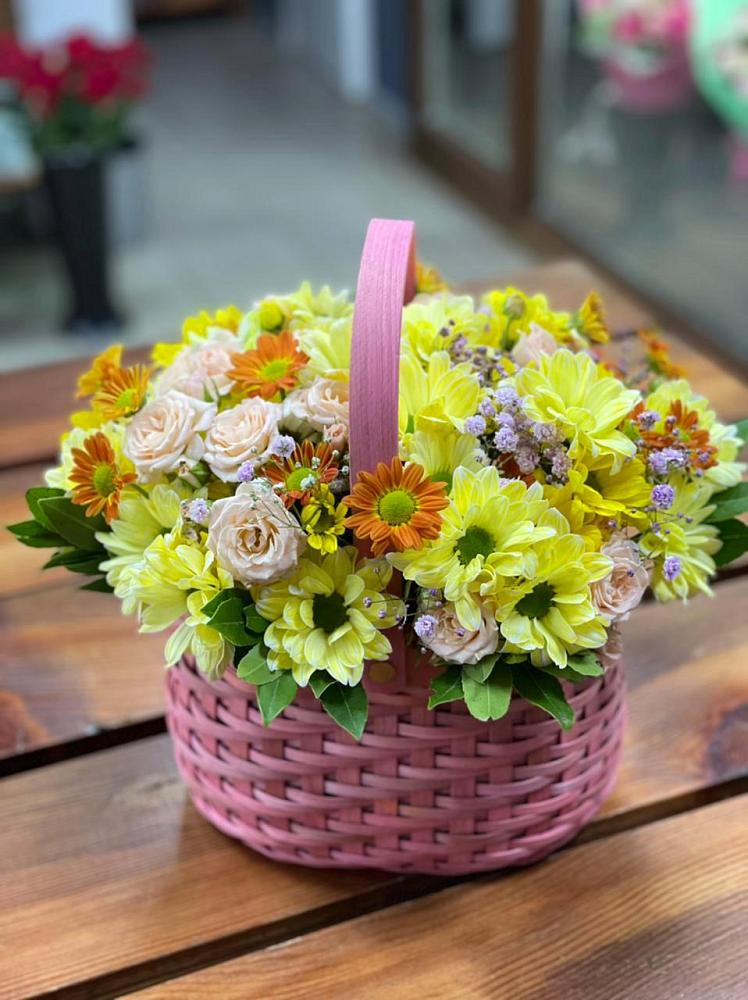 Цветочная композиция из Хризантемы и Розы в корзине в Глазынино