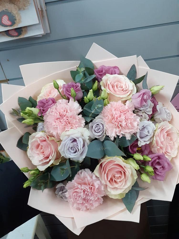 Букет цветов из: Розы, Гвоздики и Лизиантусы в Глазынино